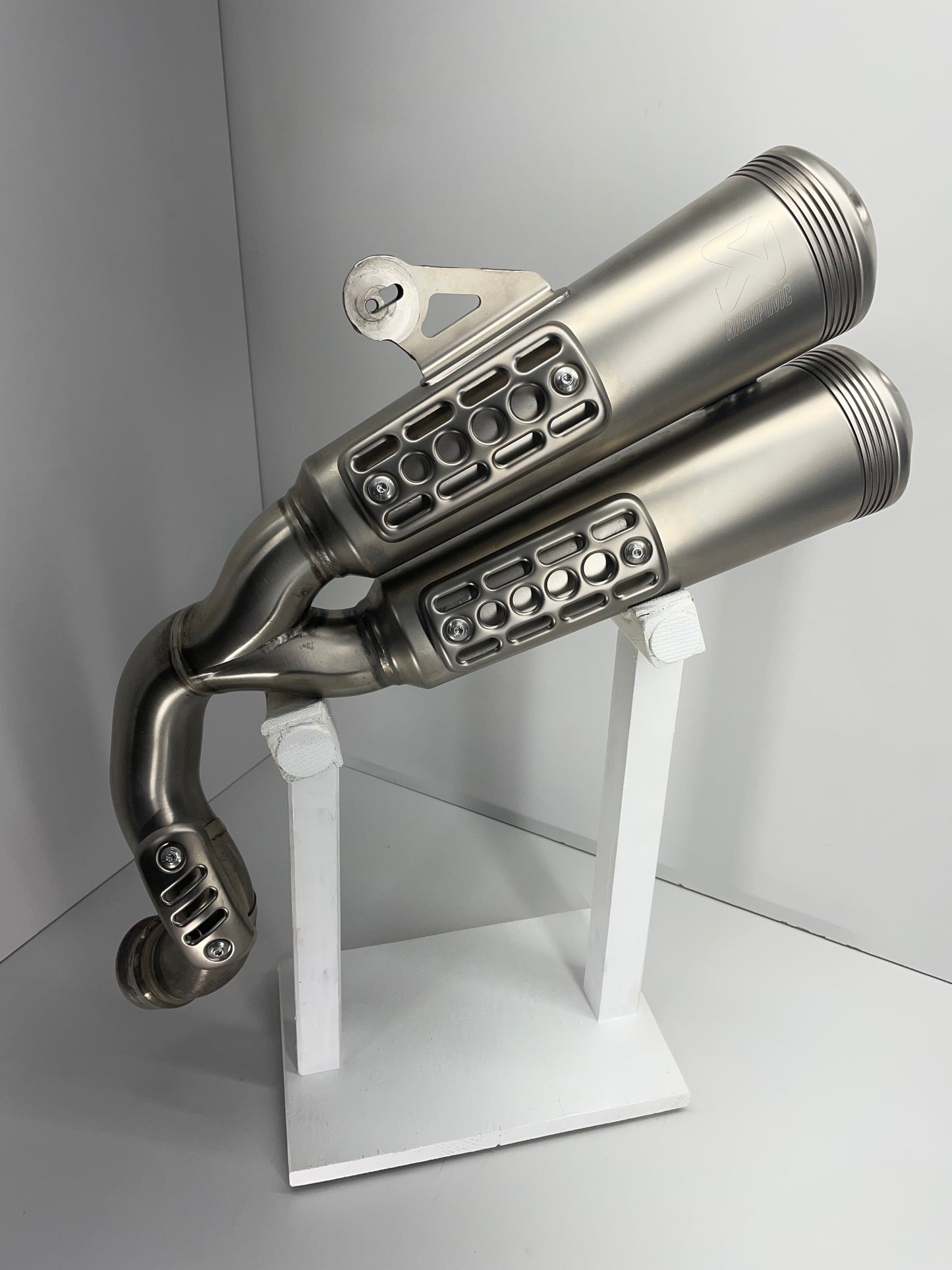 BMW RnineT K23 Heritage AKRAPOVIC Endschalldämpfer 18518561336
