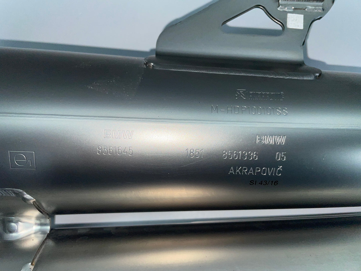 BMW RnineT K23 Heritage AKRAPOVIC Endschalldämpfer 18518561336