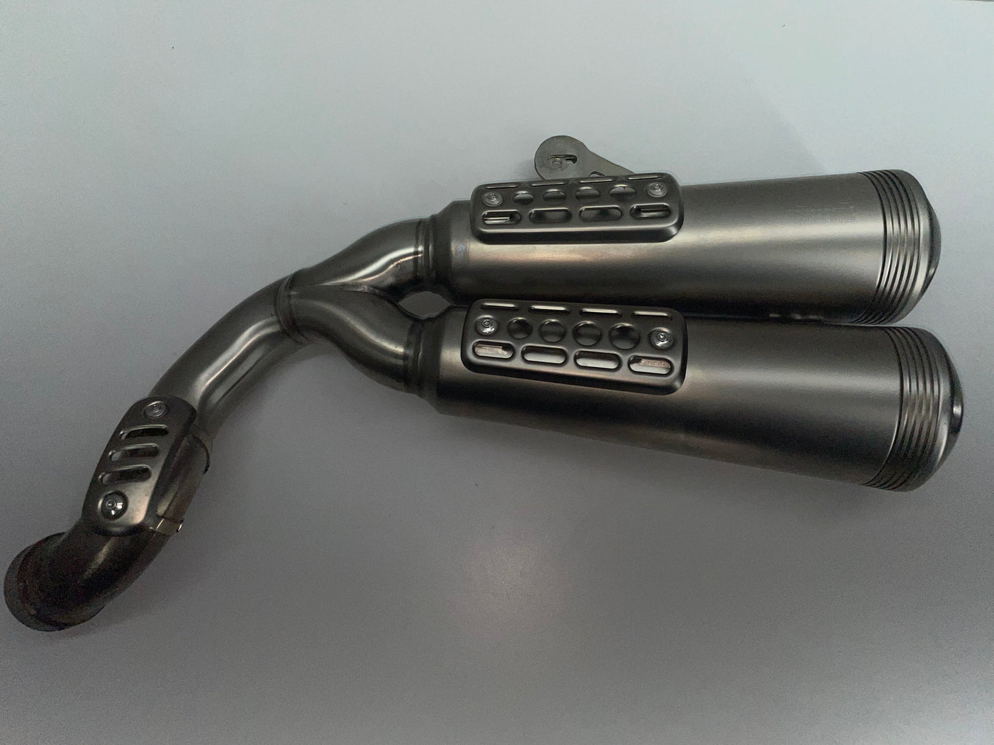 BMW RnineT K23 Heritage AKRAPOVIC Endschalldämpfer 18518561336
