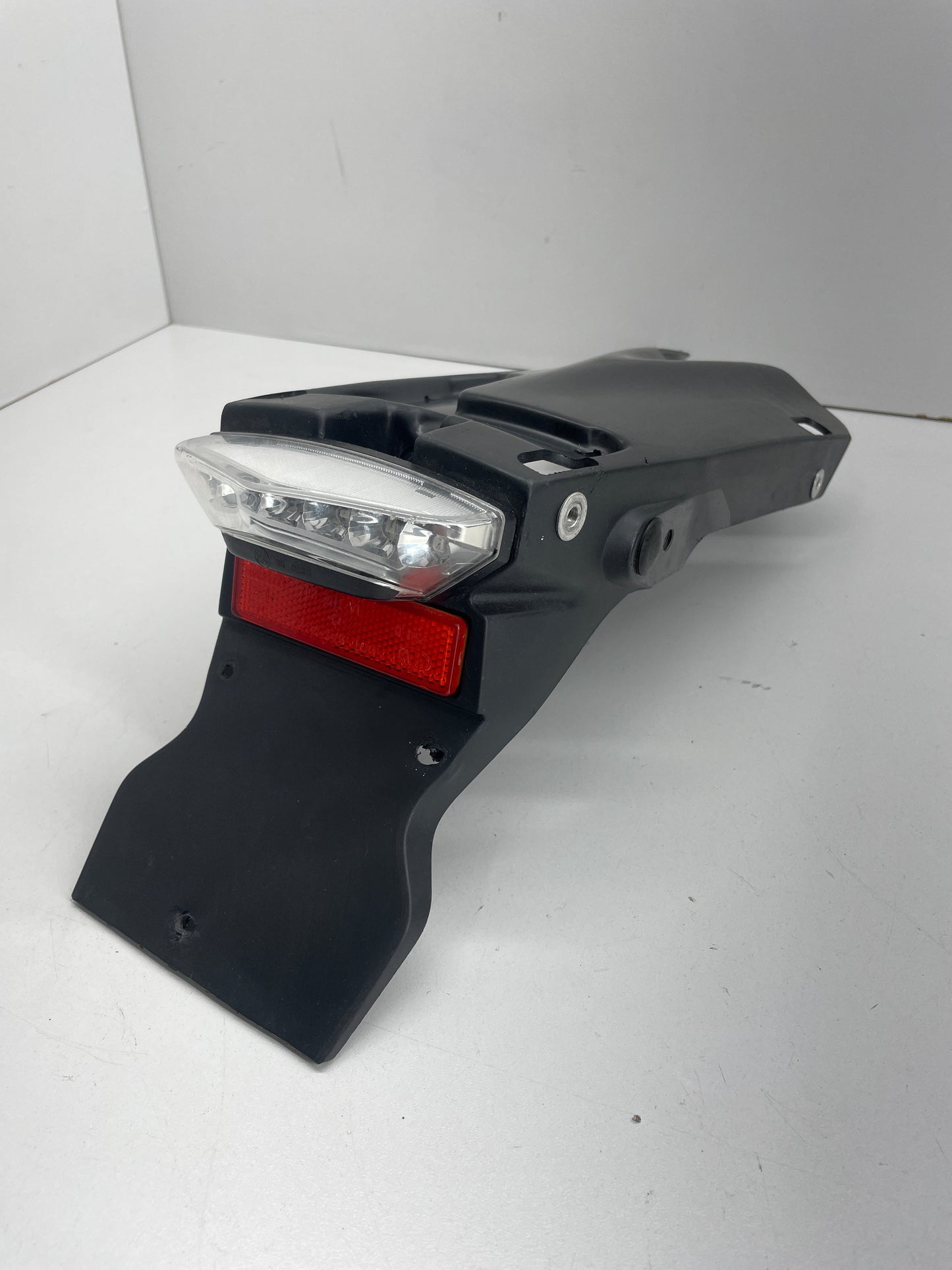 BMW G450X K16 Kennzeichenträger + LED + Reflektor 46627701498